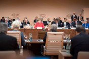 Erste Arbeitssitzung der G20-Staats-und Regierungschefs und weiterer Teilnehmer zum Thema "Globales Wachstum und Handel" unter Leitung von Bundeskanzlerin Angela Merkel. 