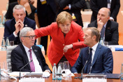 Bundeskanzlerin Angela Merkel vor Beginn der Auftaktsitzung des G20-Gipfels mit Jean-Claude Juncker, Präsident der Europäischen Kommission, und Donald Tusk, Präsident des Europäischen Rates.