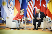 Bundeskanzlerin Angela Merkel vor Beginn eines Retreats zum Thema Terrorismusbekämpfung im Gespräch mit Donald Trump, Präsident der Vereinigten Staaten von Amerika.