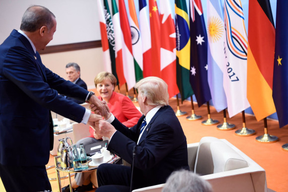 Donald Trump, Präsident der Vereinigten Staaten von Amerika, begrüßt Recep Tayyip Erdoğan, Präsident der Türkei.