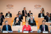 Erste Arbeitssitzung der G20-Staats-und Regierungschefs und weiterer Teilnehmer zum Thema "Globales Wachstum und Handel" unter Leitung von Bundeskanzlerin Angela Merkel.