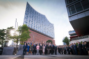 Familienfoto der G20-Teilnehmer und ihrer Partner vor der Elbphilharmonie. 