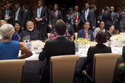 Die Teilnehmer des G20-Gipfels und ihre Partnerinnen und Partner beim Abendessen in der Elbphilharmonie.