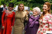 Iriana Joko Widodo (Indonesien), Angelica Rivera (Mexiko), Emine Erdoğan (Türkei) und Juliana Awada (Argentinien) nach einem gemeinsamen Mittagessen im Rahmen des Partnerprogramms zum G20-Gipfel.