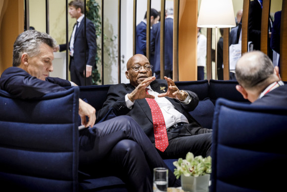 Jacob Zuma, Präsident Südafrikas, im Gespräch mit dem Präsidenten Argentiniens, Mauricio Macri, vor dem Retreat im Rahmen des G20-Gipfels.
