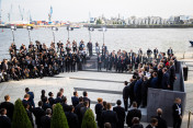 Journalisten beim Gruppenfoto der G20 vor der Elbphilharmonie. 