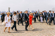 Nach einer gemeinsamen Hafenrundfahrt geht es für die Partner der G20-Staats- und Regierungschefs zu einem gemeinsamen Mittagessen in einem Fischereihafenrestaurant in Hamburg.