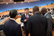 Chinas Präsident Xi Jinping im Gespräch mit weiteren Teilnehmern der ersten G20-Arbeitssitzung.