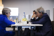 Theresa May, Premierministerin Großbritanniens, im Gespräch mit dem italienischen Ministerpräsidenten Paolo Gentiloni, vor dem Retreat im Rahmen des G20-Gipfels.