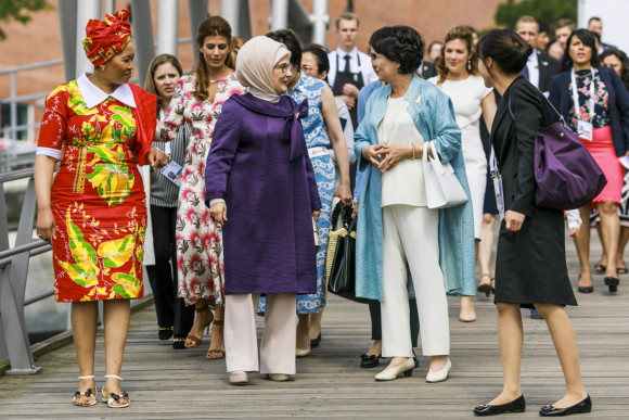 Tobeka Madiba, (Südafrika), Juliana Awada (Argentinien), Emine Erdoğan (Türkei) Kim Jung-sook (Südkorea) beim Partnerprogramm in Hamburg.