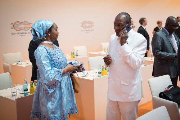 Alpha Condé, Präsident der Republik Guinea und Vorsitzender der Afrikanischen Union (AU), telefoniert nach der letzten G20-Arbeitssitzung.