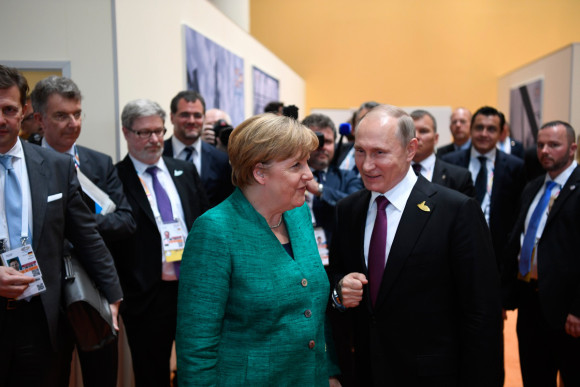 Bundeskanzlerin Angela Merkel im Gespräch mit dem russischen Präsidenten Wladimir Putin am Rande des G20-Gipfels.