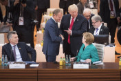 Bundeskanzlerin Angela Merkel im Gespräch mit US-Präsident Donald Trump und EU-Ratspräsident Donald Tusk vor Beginn der dritten Arbeitssitzung.