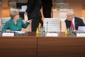 Bundeskanzlerin Angela Merkel im Gespräch mit US-Präsident Donald Trump vor Beginn der dritten Arbeitssitzung.