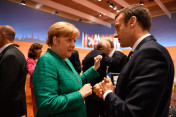 Bundeskanzlerin Angela Merkel im Gespräch mit Frankreichs Präsident Emmanuel Macron nach Ende der letzten Arbeitssitzung im Rahmen des G20-Gipfels.