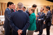 Bundeskanzlerin Angela Merkel im Gespräch mit Kanadas Premier Justin Trudeau (l.) und weiteren G20-Teilnehmern vor Beginn des Women's Entrepreneurship Facility-Events.