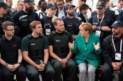 Bundeskanzlerin Angela Merkel im Gespräch mit Sicherheitskräften des G20-Gipfels.