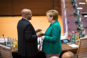 Bundeskanzlerin Angela Merkel im Gespräch mit Südafrikas Präsident Jacob Zuma vor Beginn der dritten Arbeitssitzung.