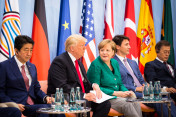 Bundeskanzlerin Angela Merkel im Gespräch mit US-Präsident Donald Trump während des Women's Entrepreneurship Facility-Events im Rahmen des G20-Gipfels.