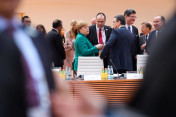 Bundeskanzlerin Angela Merkel im Gespräch mit Roberto Azevêdo, Generaldirektor der Welthandelsorganisation (WTO), vor der dritten Arbeitssitzung des G20-Gipfels.