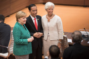 Bundeskanzlerin Angela Merkel mit Christine Lagarde, Geschäftsführende Direktorin des IWF und Joko Widodo, Präsident Indonesiens, vor Beginn der dritten Arbeitssitzung.