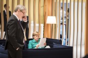 Bundeskanzlerin Angela Merkel während einer Sitzungspause (l. Lars-Hendrik Röller, Sherpa der Bundeskanzlerin beim G20).