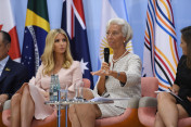 Die Geschäftsführende Direktorin des Internationalen Währungsfonds, Christine Lagarde, spricht bei einer Paneldiskussion des Women's Entrepreneurship Facility-Events (l. Ivanka Trump, Tochter des US-Präsidenten und Unternehmerin). 