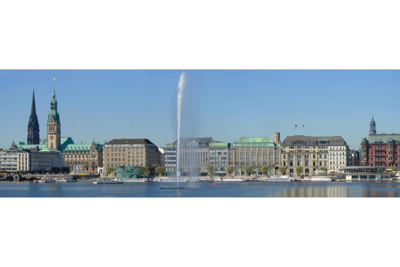 Panoramaaufnahme von Hamburg mit Alstersee.