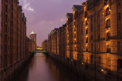 Abendstimmung in der historischen Speicherstadt in Hamburg.