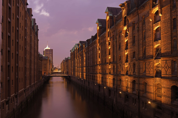 Abendstimmung in der historischen Speicherstadt in Hamburg.