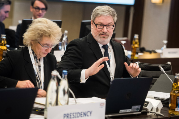 Lars-Hendrik Röller, Sherpa und wirtschaftspolitischer Berater der Bundeskanzlerin (r.), beim ersten G20-Sherpatreffen im Konferenzraum des Hilton Hotels.