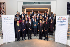 Gruppenfoto der Bundeskanzlerin mit dem G20-Sherpastab.