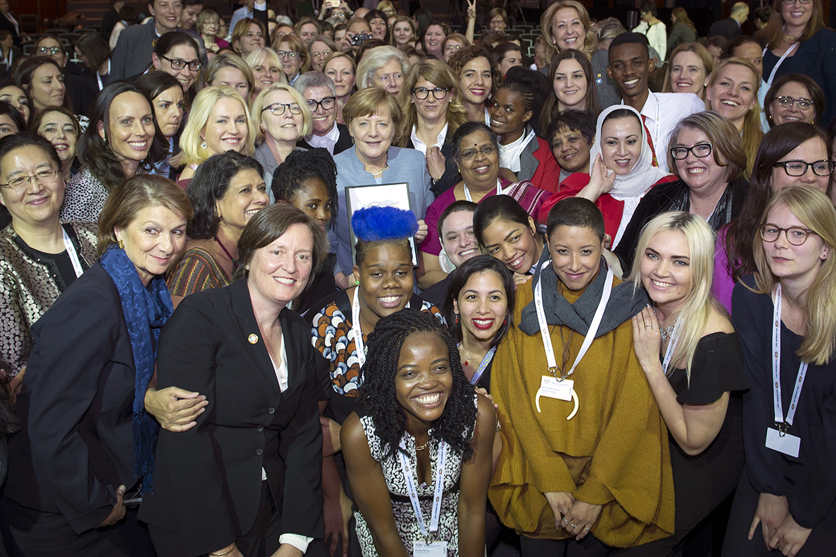 Gruppenbild der Teilnehmerinnen des Woman20 Summits mit Bundeskanzlerin Angela Merkel.