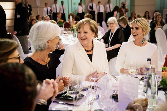 Bundeskanzlerin Angela Merkel (M.) im Gespräch mit Christine Lagarde, Direktorin des Internationalen Währungsfonds (l.), bei einem Galadinner im Rahmen des W20-Summits, in der HauptstadtreprÃ¤sentanz der Deutschen Bank (r. Ivanka Trump).