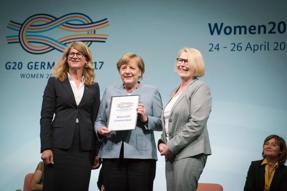 Bundeskanzlerin Angela Merkel (M. mit Communiqué) mit Mona Küppers, Vorsitzende des Deutschen Frauenrates (r.) und Stephanie Bschorr, PrÃ¤sidentin des Verbandes Deutschen Unternehmerinnen e.V. (l.), im Rahmen des W20-Summit.