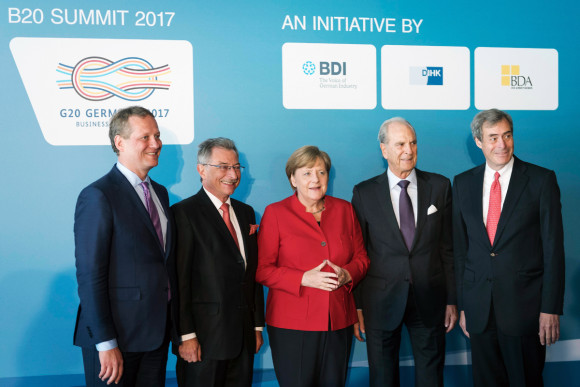 Bundeskanzlerin Angela Merkel (M.) mit Spitzenvertretern der Wirtschaft, im Rahmen des Business20-Dialogforums in Berlin