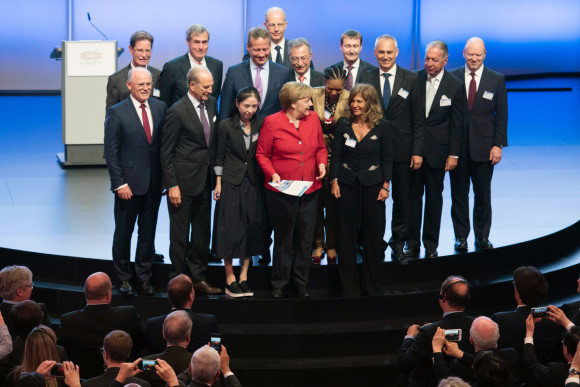 Bundeskanzlerin Angela Merkel (M.) erhält die Empfehlungen und Handlungsvorschläge von Spitzenvertretern der Wirtschaft, im Rahmen des Business20-Dialogforums 