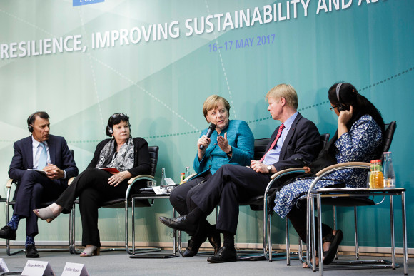 Bundeskanzlerin Angela Merkel (Mitte) bei der G20 Dialogveranstaltung Labour 20 (v.l.n.r. Hassan Yussuf, Sharan Burrow, Reiner Hoffmann, Jyotiben Macwan)