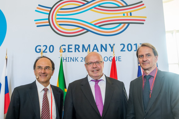 Die Teilnehmer von Forschungsinstituten und Think Tanks aus den G20-Staaten übergaben ihm ihre Empfehlungen, die ebenfalls in die Vorbereitungen des G20-Gipfels am 7. und 8. Juli in Hamburg einfließen.
