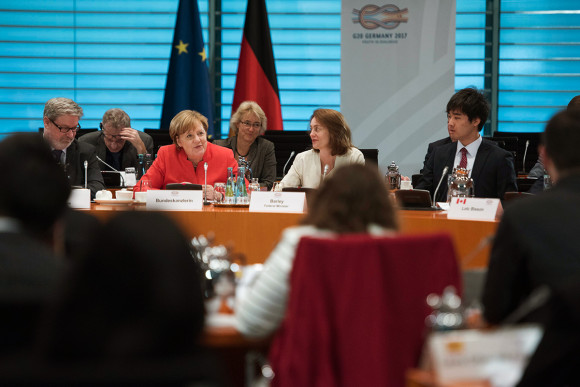 Bundeskanzlerin Angela Merkel (l.) und Bundesfamilienministerin Katarina Barley (SPD) nehmen am Y20-Dialogforum mit Jugendlichen (Youth 20) 2017 aus G20-Mitgliedsstaaten im Bundeskanzleramt teil.