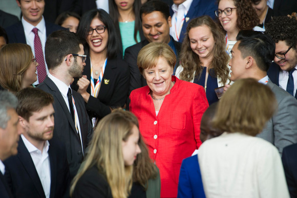 Bundeskanzlerin Angela Merkel und Teilnehmer des Y20-Dialogforums mit Jugendlichen (Youth 20) 2017 aus G20-Mitgliedsstaaten kommen im Bundeskanzleramt zum Gruppenfoto.