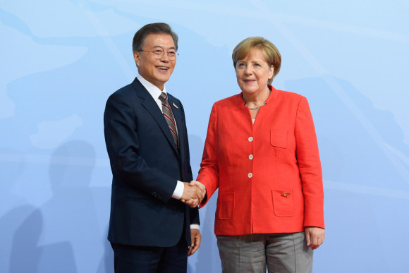 Bundeskanzlerin Angela Merkel begrüßt den koreanischen Präsidenten Moon Jae-in zum G20-Gipfel in Hamburg. 