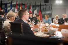 Bundeskanzlerin Angela Merkel unterhält sich mit Frankreichs Präsident Emmanuel Macron bei einem G20-Vorbereitungstreffen.