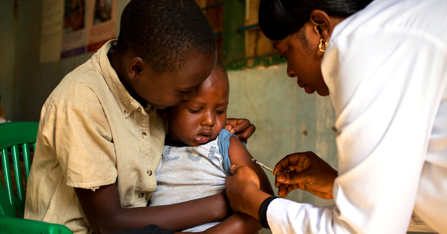 Ein Kind wird in einem Dorf in Tansania geimpft. 