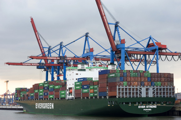 Im Hamburger Hafen wird ein großes Schiff beladen.