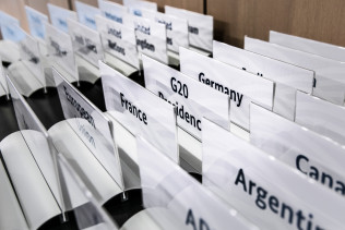 Auf einem Tisch steht für jedes G20-Land ein Namensschild.