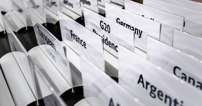 Auf einem Tisch steht für jedes G20-Land ein Namensschild.