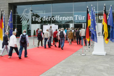 Besucher gehen am Tag der offenen Tür der Bundesregierung in Berlin über den Roten Teppich ins Bundes-Presse-Amt.