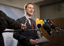 Regierungssprecher Steffen Seibert spricht in mehrere Mikrofone.