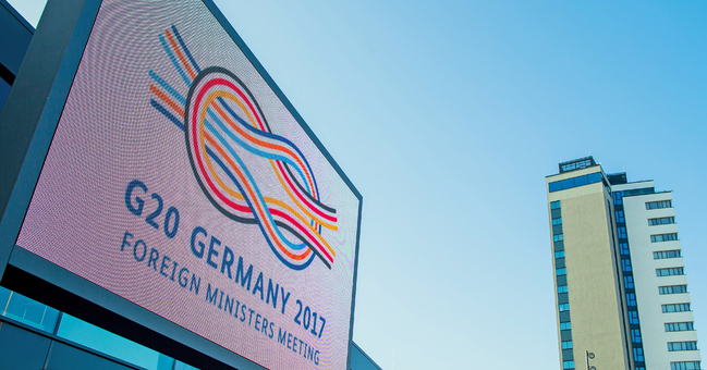 Das Logo 'G20 Germany 2017' leuchtet am 15.02.2017 vor dem World Conference Center in Bonn.